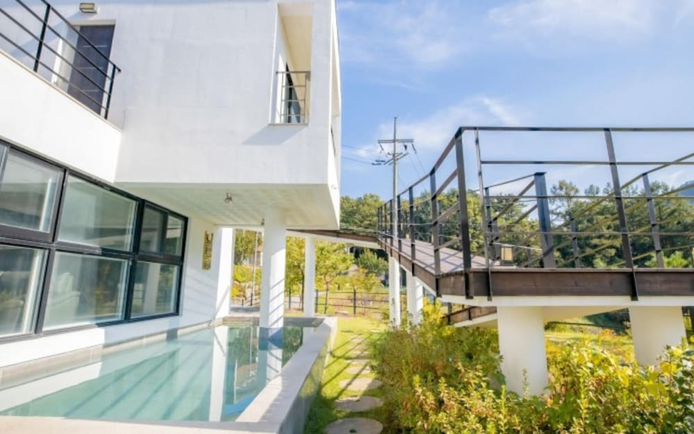 Room (Building E (individual swimming pool )