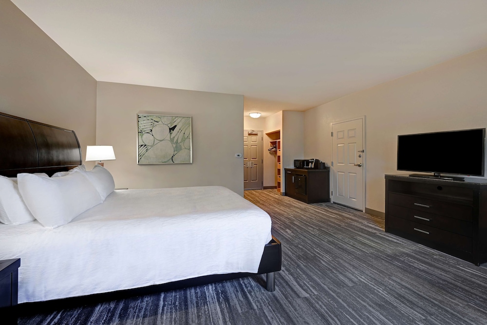 Suite, One King Bed, Roll In Shower photo 3