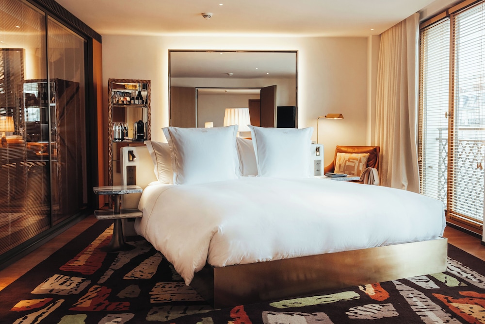 Signature Suite, 1 Double Bed, Air conditioning photo 2