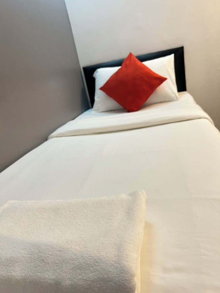 Basic Single Room with Shared Bathroom