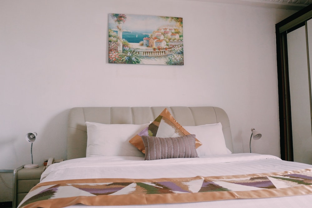 Panoramic Suite, City View, Poolside photo 2