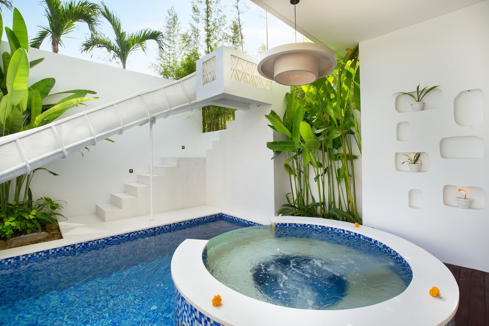 Three Bedroom Villa with Private Pool - Photo 11