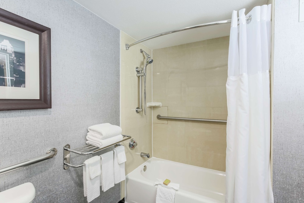 Room, 2 Queen Beds, Accessible, Bathtub thumbnail 5
