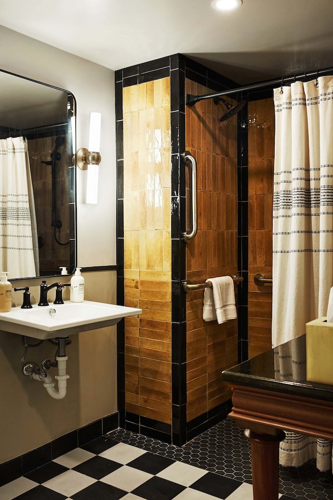 Deluxe Two King Suite - Photo 4