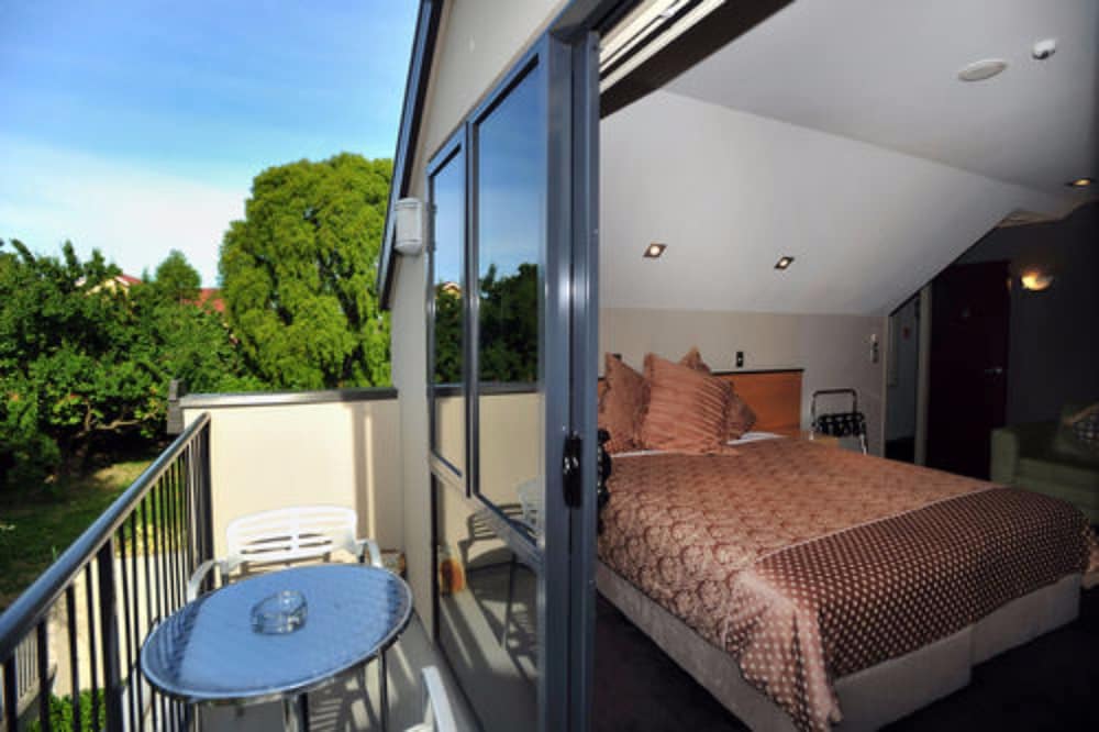Studio with Balcony, Shower