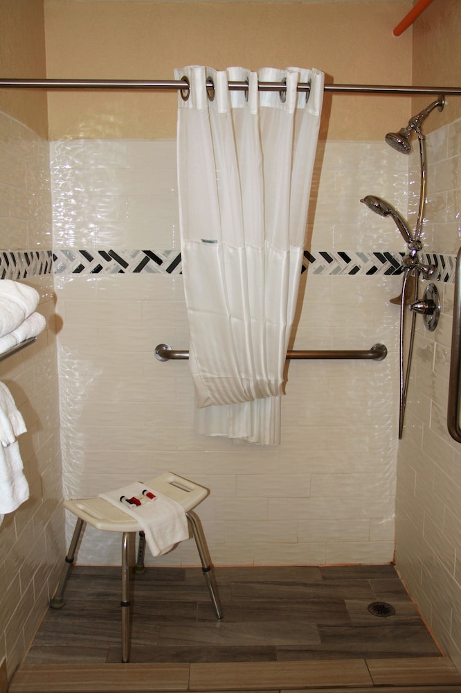 Room, 1 Queen Bed, Accessible, Non Smoking - Photo 4