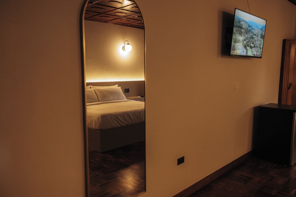 Deluxe Room, 1 King Bed photo 3