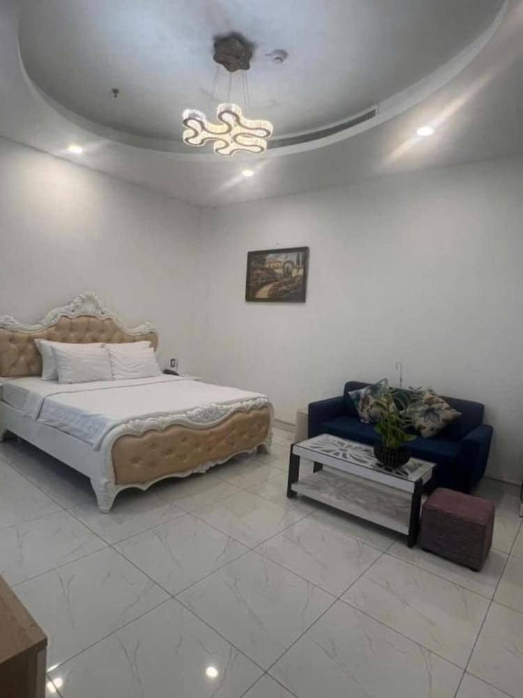 Suite Room City View with Bathtub - Photo 4