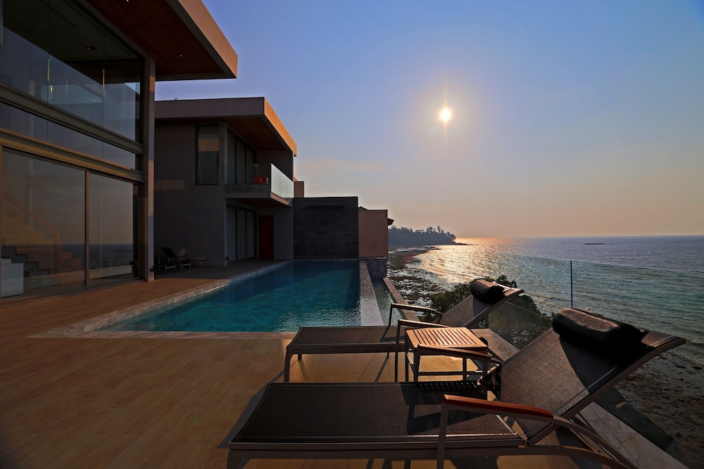 2 Bedroom Ocean Front Pool Villa photo 2