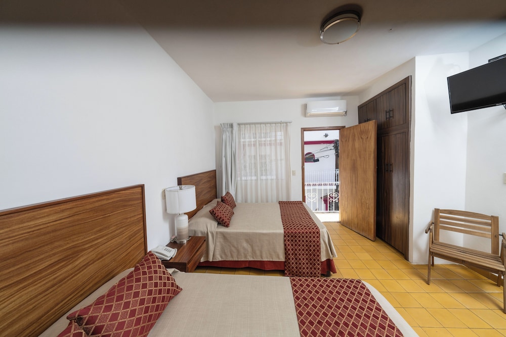 Family Room, Balcony, City View photo 2