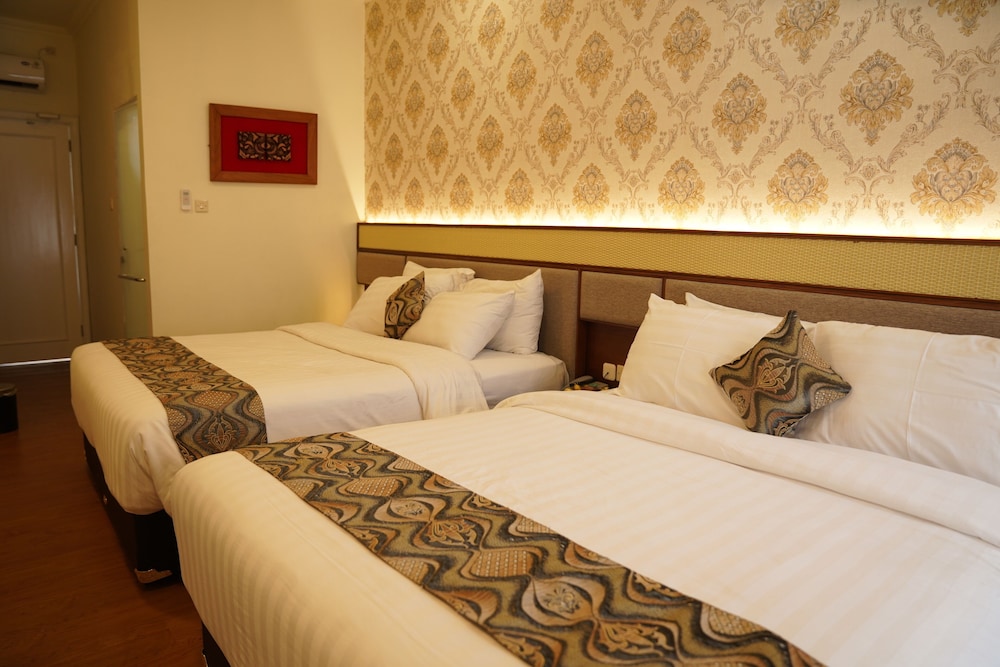 Poolside Balcony Twin Bed