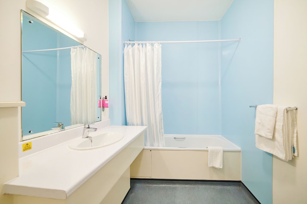 Standard Twin Room - Photo 11