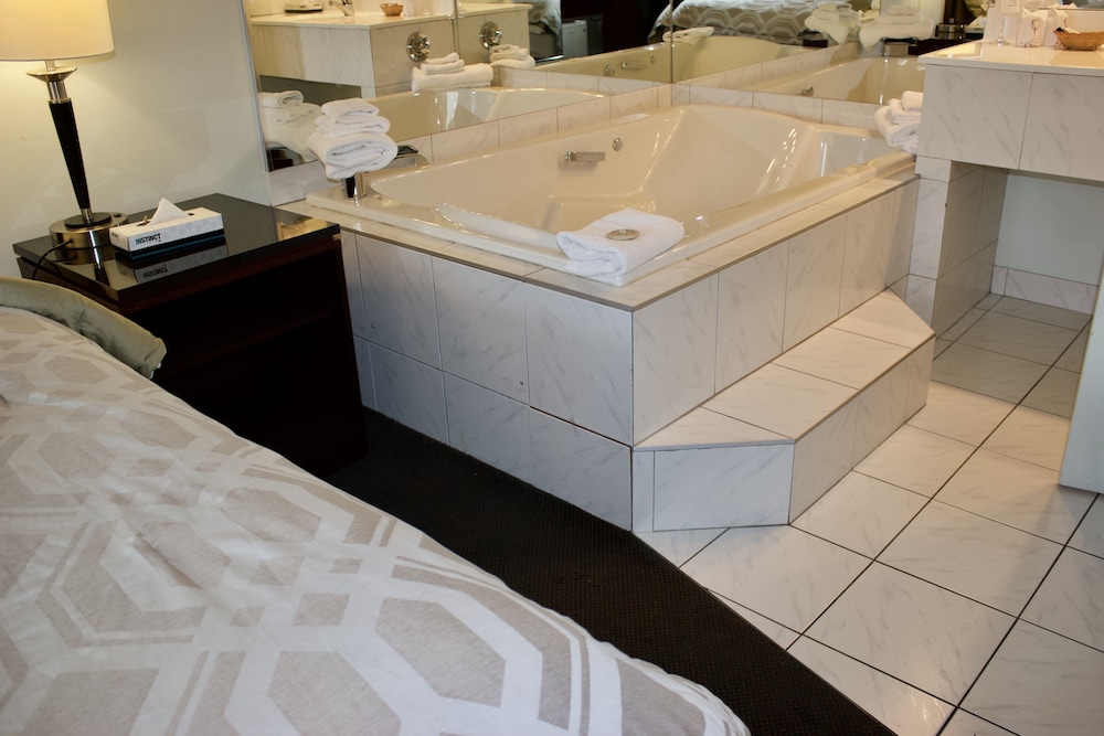 Exclusive Suite, 1 Queen Bed photo 3