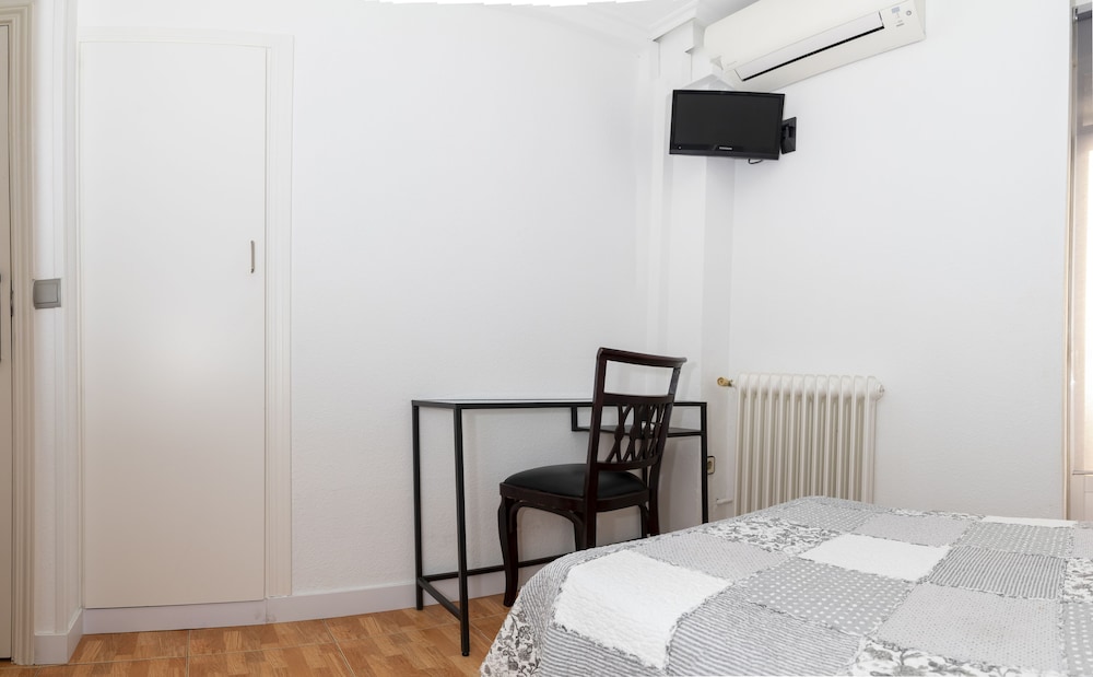 Single Room thumbnail 6