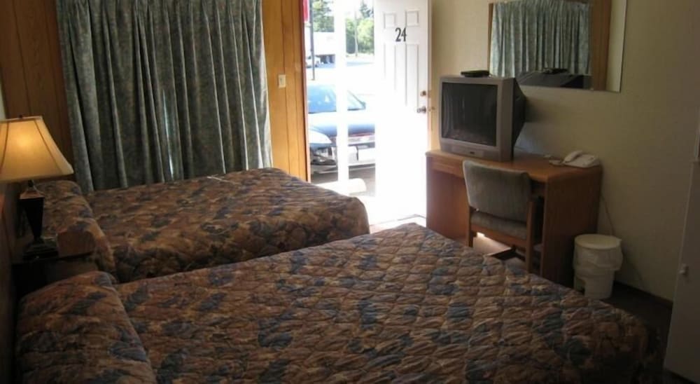 Economy Double Room, 2 Queen Beds photo 3