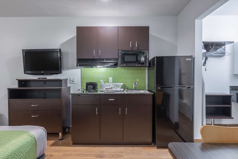 Standard Room, 1 King Bed, Non Smoking, Kitchenette photo 3