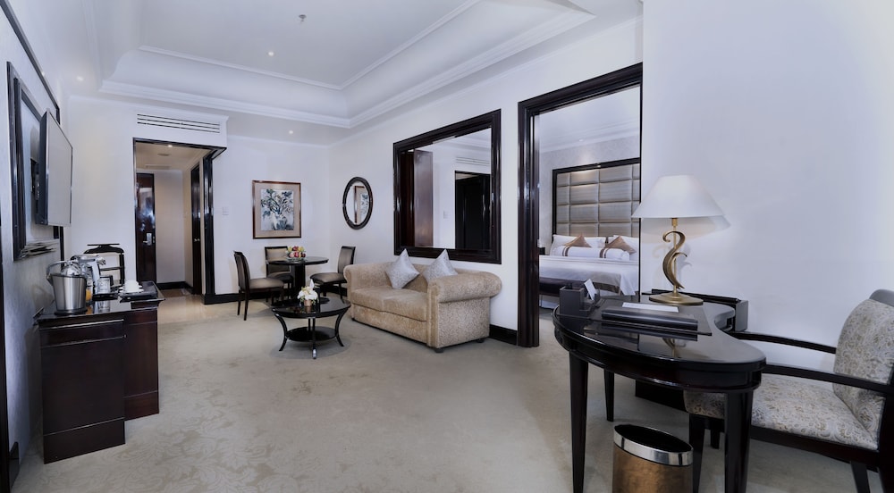 Suite, 1 King Bed - Photo 2