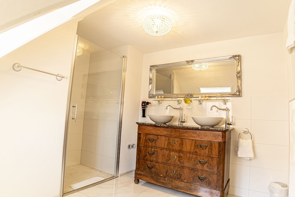 Suite - Photo 18