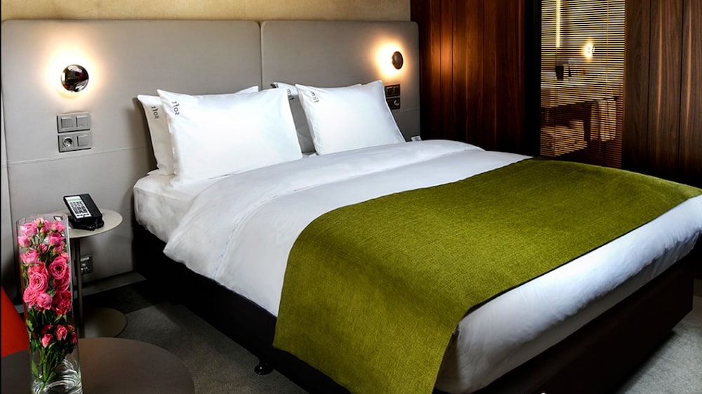 Standard Room, 1 Queen Bed (High Floor) photo 2