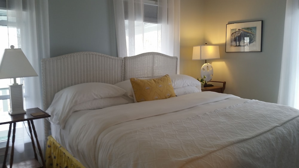 Room, 1 King Bed, Shared Bathroom photo 2