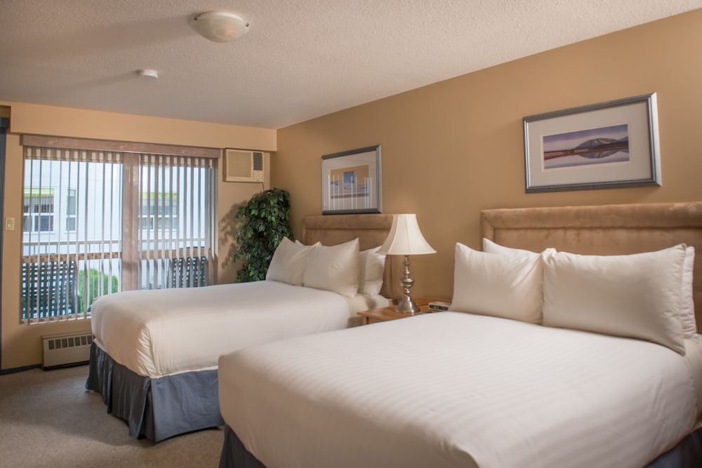Room, 2 Double Beds, Pool View