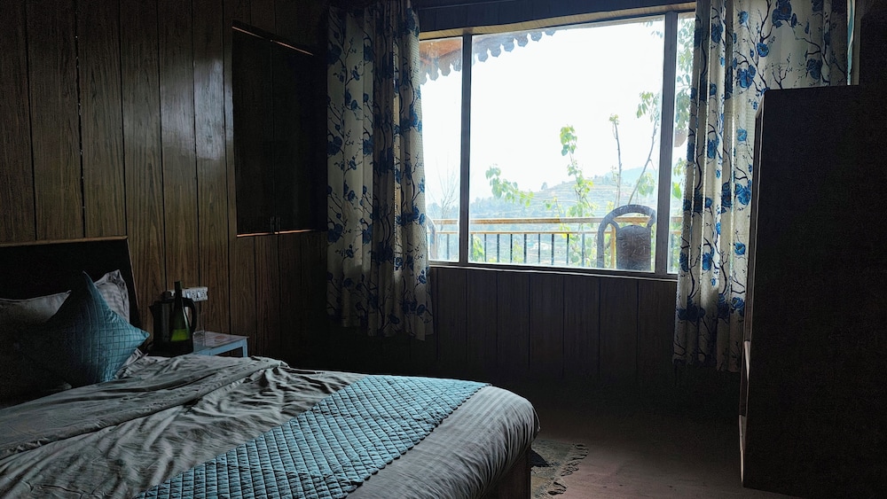 Basic Double Room, Balcony, Mountain View