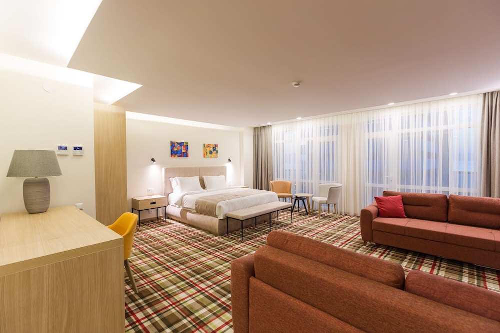 Executive Suite, 1 King Bed, Non Smoking, Balcony photo 3