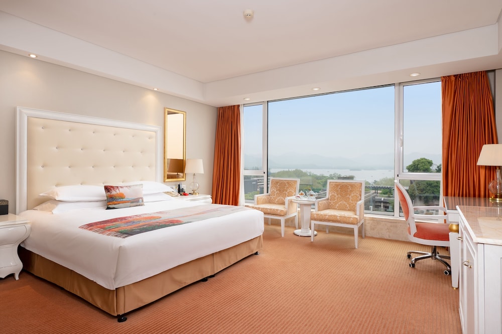 Executive Room, Lake View - Photo 1
