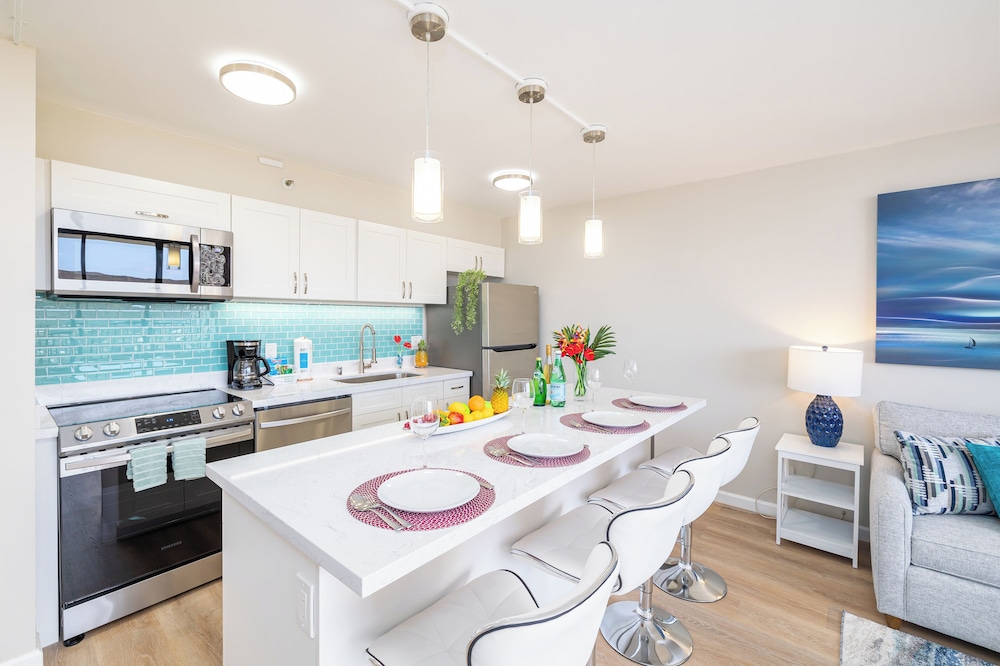 Diamond Head and Ocean views with King Bed and Parking: Apartment, 1 King Bed with Sofa bed, Ocean View (0113) photo