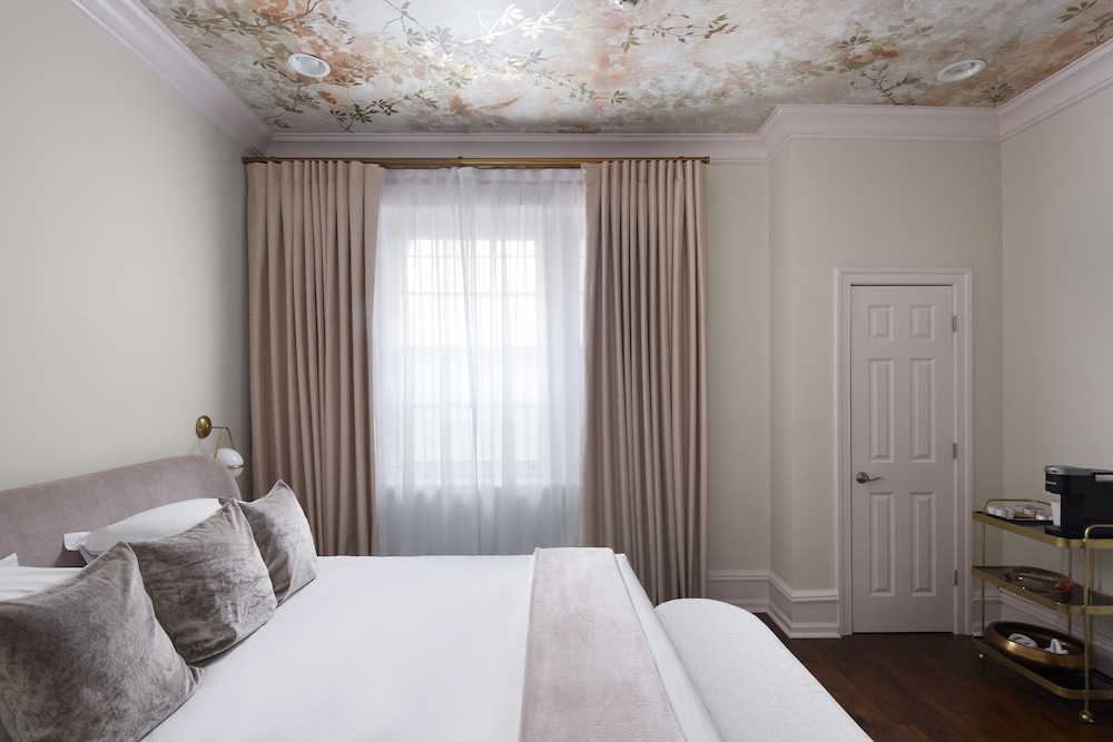 Suite, 1 King Bed photo 3