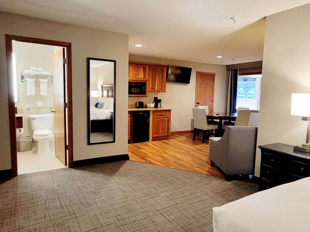 Executive Suite, 1 King Bed, Non Smoking - Photo 3