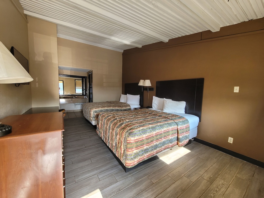 Room, 2 Double Beds, Non Smoking (Pet Friendly) - Photo 1