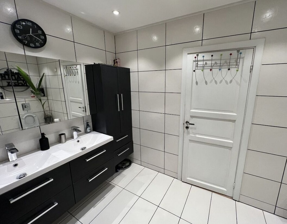 Comfort Apartment, 1 Bedroom, Kitchenette, Annex Building photo 3