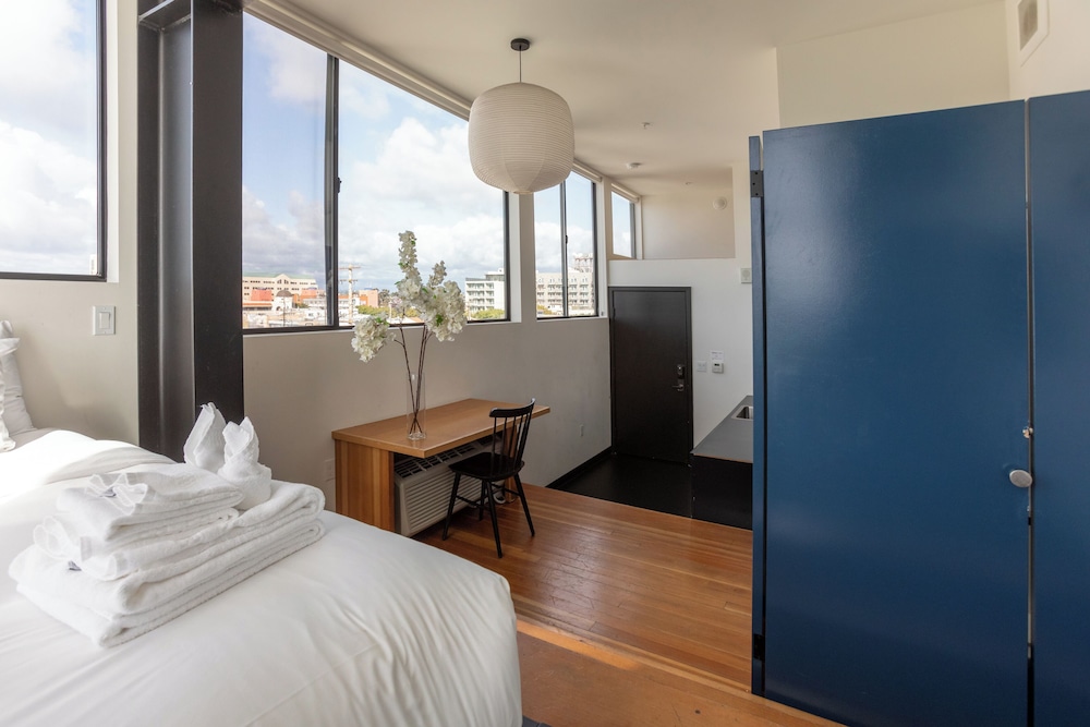 Premier Studio, City View - Photo 2