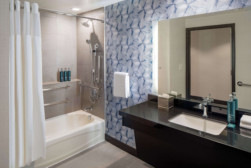 Suite, 1 Queen Bed, Bathtub (Mobility & Hearing, Bathtub) - Photo 8