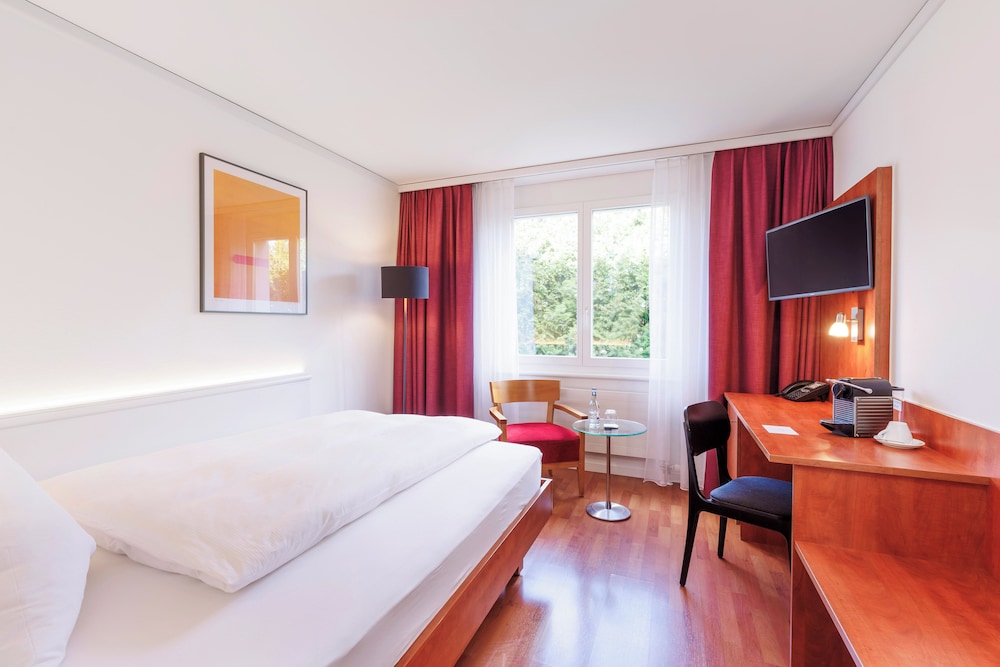 Standard Room, 1 Queen Bed - Photo 1