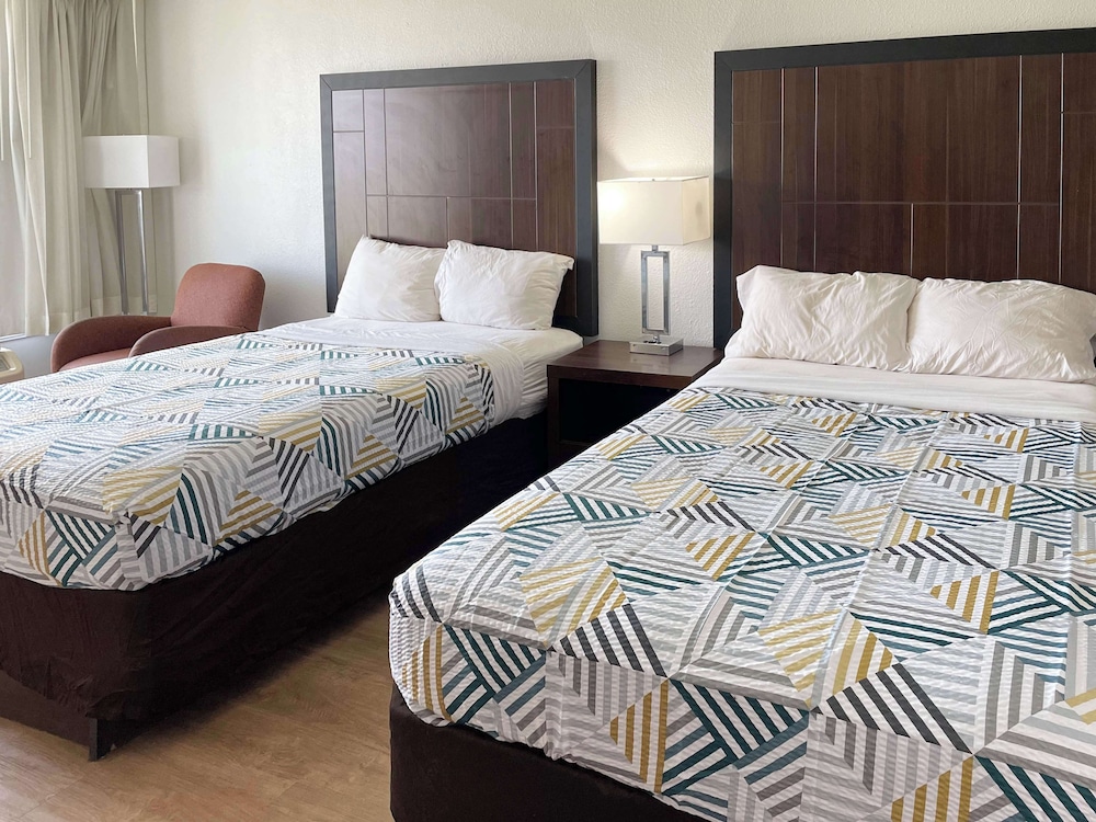 Standard Room, 2 Double Beds, Smoking - Photo 3