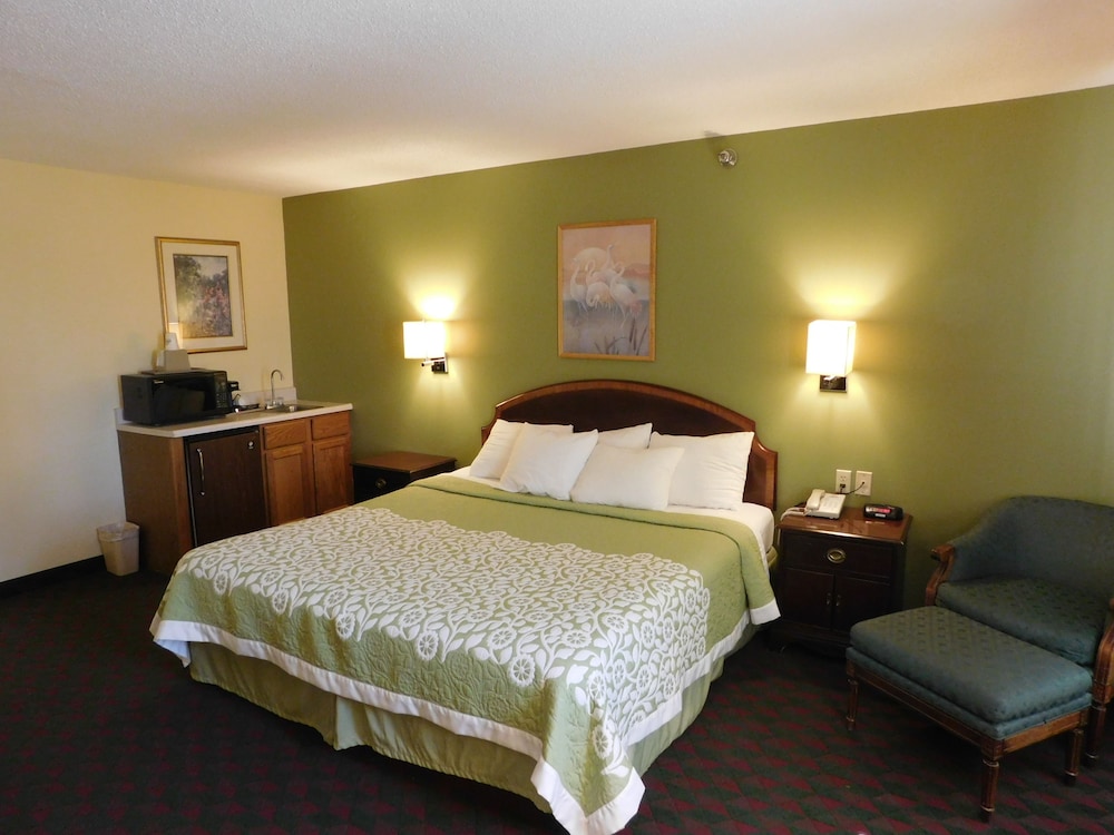 Studio Suite, 1 King Bed, Non Smoking - Photo 3