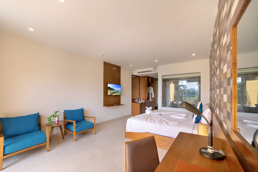 Deluxe King Room - Photo 2