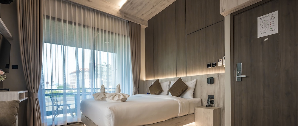 Premier Room, 1 Queen Bed - Photo 4