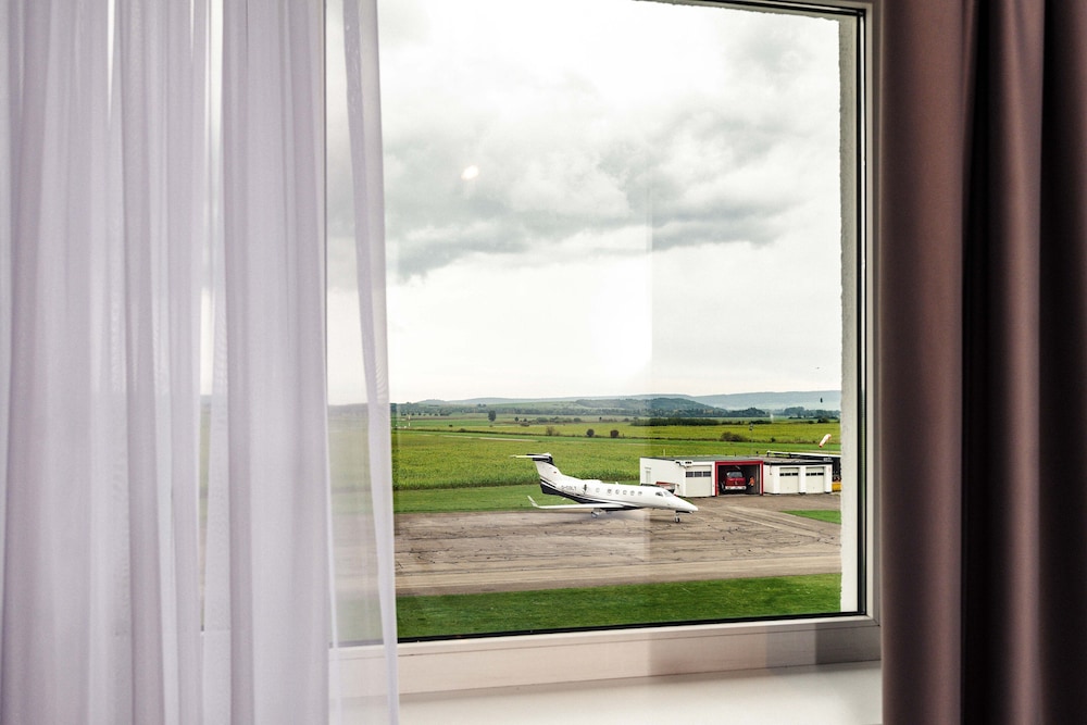 Comfort Double Room (Airport View) - Photo 5
