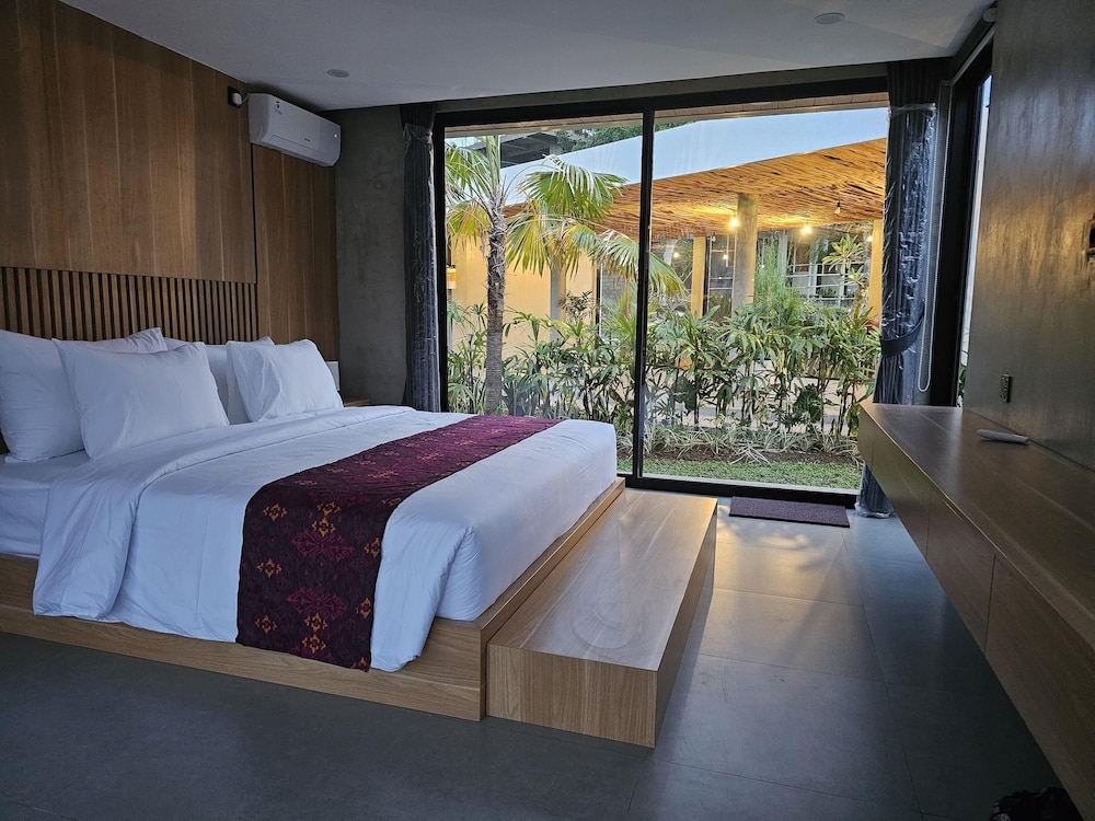 Deluxe Room, 1 King Bed, Garden View
