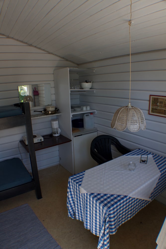 Basic Cabin (Shared Bathroom) photo 2