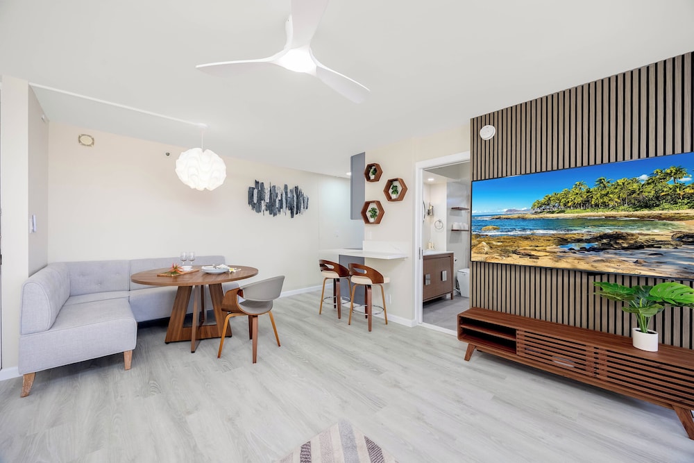 Premium Remodeled Condo with Ocean View and Parking: Premium Suite, 1 King Bed, Air conditioning, Ocean View (0194) photo