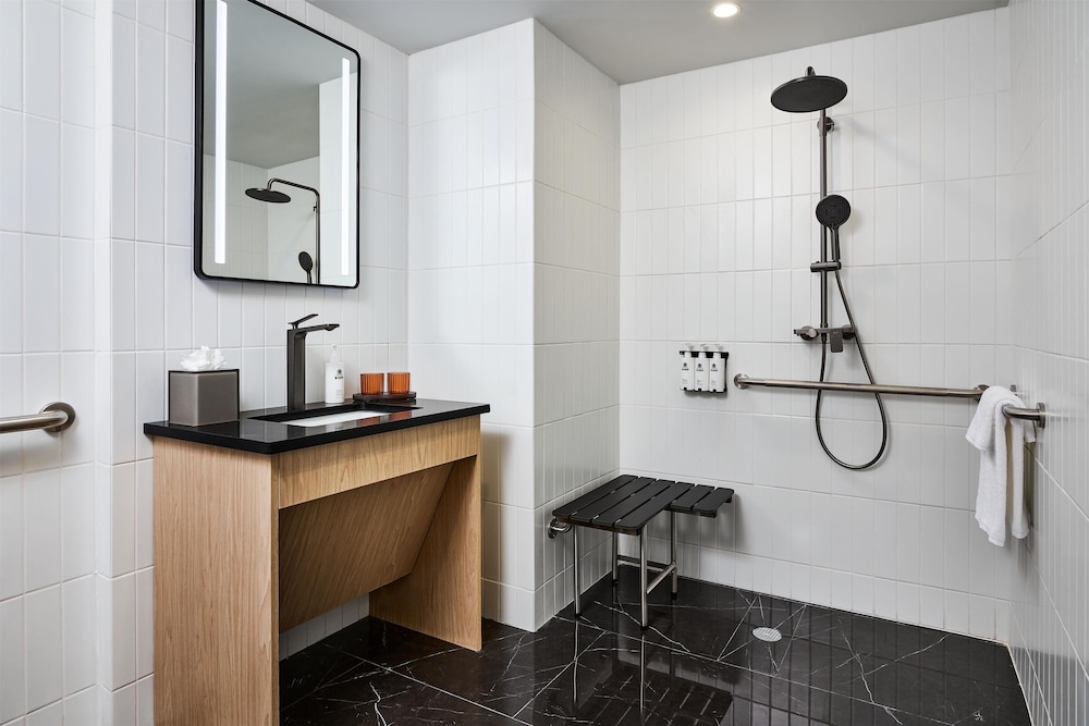 Room, 1 King Bed, Accessible, Patio (Roll-In Shower)
