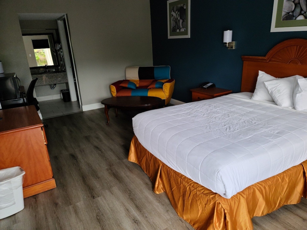 Deluxe Room, 1 Queen Bed, Non Smoking - Photo 1