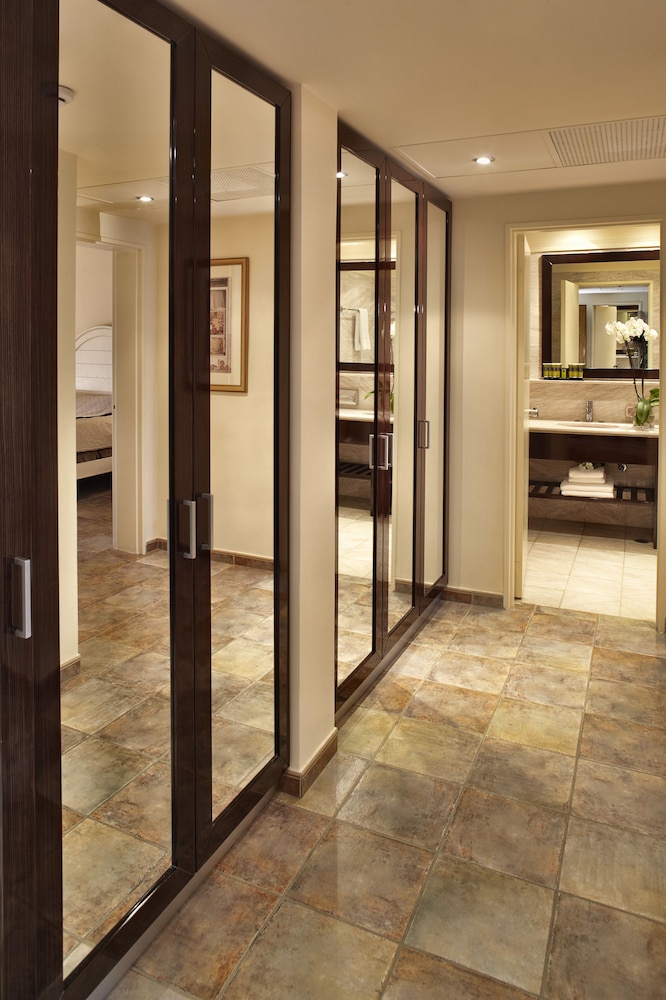 Deluxe Suite - Photo 6