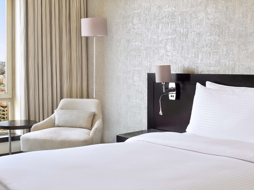 Suite, 1 King Bed photo 2