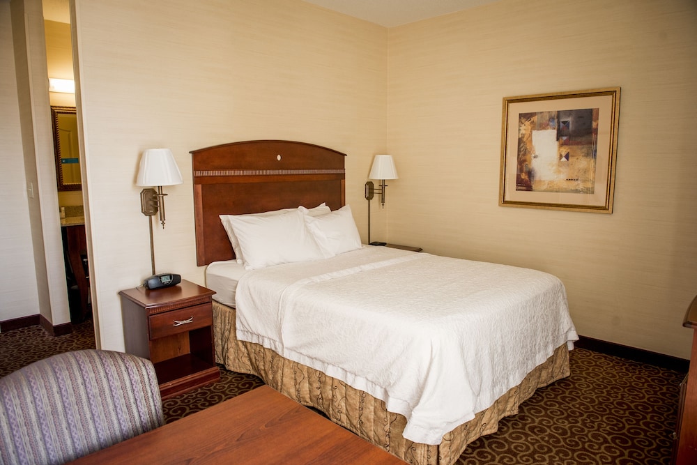 One Queen Bed, Non-Smoking, Accessible - Photo 2
