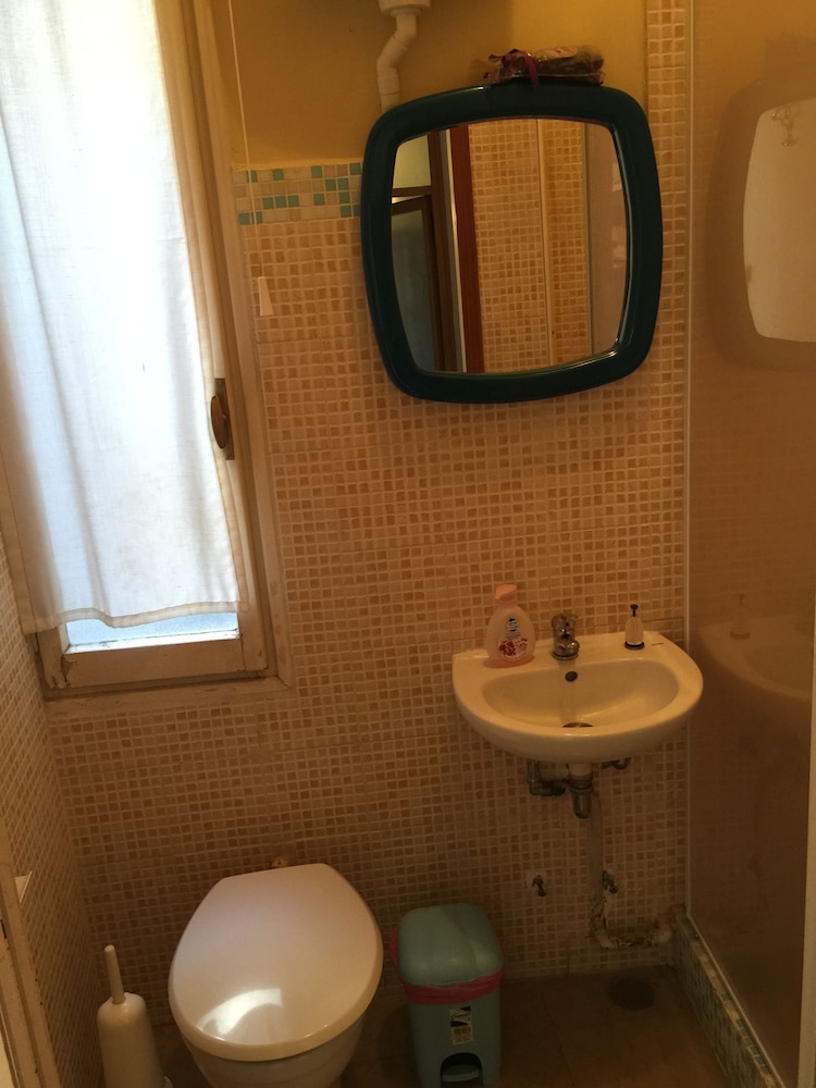 Double Room Single Use, Shared Bathroom photo 2